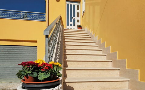 Erika: Plante, Fleur, Bâtiment, Propriété, Escaliers, Bois, Fenêtre, Orange, Porte