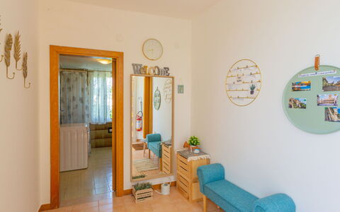 Erika: Propriété, Meubles, Porte, Canapé, Bleu Azur, Cadre, Bois, Design Intérieur, Bâtiment, Sol