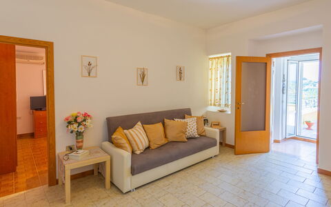 Erika: Meubles, Cadre, Table, Plante, Confort, Plante D'Appartement, Bâtiment, Canapé, Bois, Design Intérieur