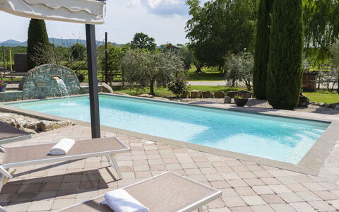 Cipresso: L'Eau, Ciel, Propriété, Plante, Piscine, Bleu Azur, Ombre, Arbre, Design Intérieur, Mobilier De Jardin
