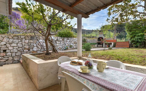 Al Tramonto: Plante, Propriété, Table, Ombre, Design Intérieur, Mobilier De Jardin, Arbre, Pot De Fleur, Bâtiment, Paysage