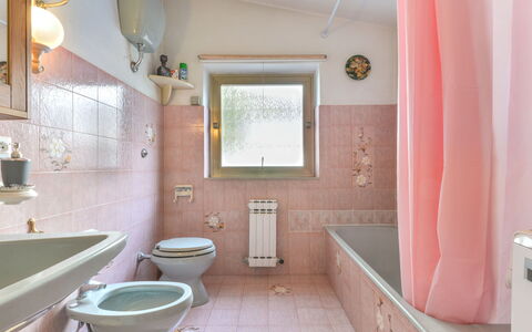 Al Tramonto: Luminaire Plomberie, Propriété, Miroir, Évier, Bâtiment, Robinet, Lavabo, Salle De Bains, Violet, Design Intérieur