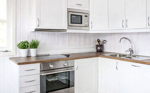 Risdalbu: Cabinetry, Cuisine, Comptoir, Appareil De Cuisine, Sol, Meubles, Bois, Design Intérieur, Principaux Appliance, Tiroir