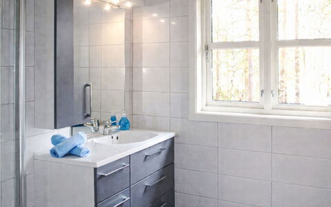 Risdalbu: Luminaire Plomberie, Design Intérieur, Sol, Évier, Salle De Bains, Lavabo, Armoire De Toilette, Sol, Robinet, Plomberie
