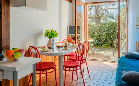 Les Landaises: Meubles, Design Intérieur, Bois, Table, Salle À Manger, Sol, Éclairage, Chaise, Pièce, Table Cuisine Et Salle A Manger