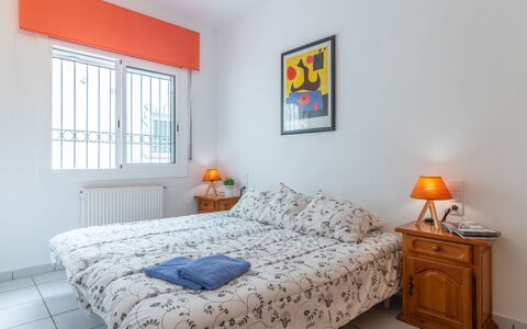 Green House: Chambre, Lit, Meubles, Pièce, Propriété, Drap De Lit, Cadre De Lit, Orange, Design Intérieur, Literie