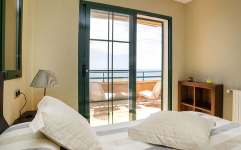 Altea 763: Chambre, Meubles, Pièce, Lit, Propriété, Cadre De Lit, Design Intérieur, Matelas, Drap De Lit, Porte