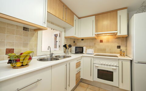 Altea 763: Comptoir, Propriété, Pièce, Cuisine, Cabinetry, Meubles, Jaune, Design Intérieur, Bâtiment, Immobilier