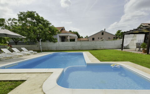 Stipe: Nuage, Ciel, Propriété, Bâtiment, Bleu Azur, Plante, Lot Terre, Piscine, Herbe, Ombre