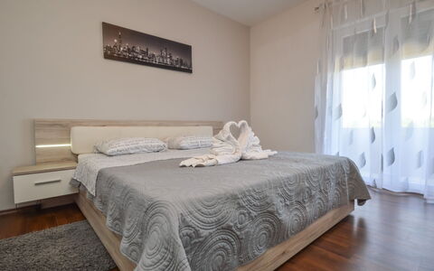 Stipe: Chambre, Meubles, Lit, Pièce, Propriété, Drap De Lit, Literie, Cadre De Lit, Design Intérieur, Mur