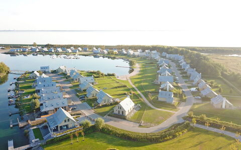 Oesterdam Resort: L'Eau, Propriété, Ciel, Paysage Naturel, Design Urbain, Lot Terre, Architecture, Herbe, Lac, Biome