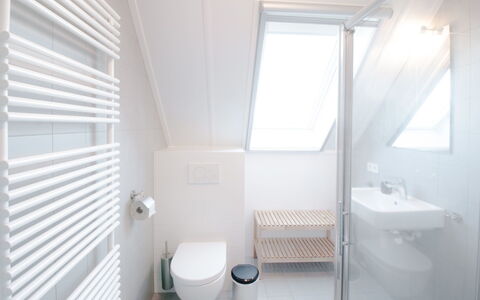 Oesterdam Resort: Propriété, Évier, Bâtiment, Luminaire Plomberie, Fenêtre, Salle De Bains, Violet, Design Intérieur, Sol