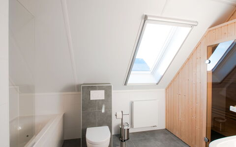 Oesterdam Resort: Bâtiment, Luminaire Plomberie, Toilette, Salle De Bains, Siège De Toilette, Design Intérieur, Sol, Bois, Sol