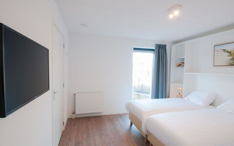 Oesterdam Resort: Bâtiment, Bleu Azur, Bois, Fenêtre, Éclairage, Ombre, Confort, Sol, Sol