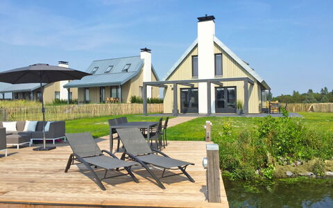 Oesterdam Resort: Ciel, L'Eau, Plante, Propriété, Fenêtre, Nuage, Lot Terre, Bâtiment, Ombre, Chalet