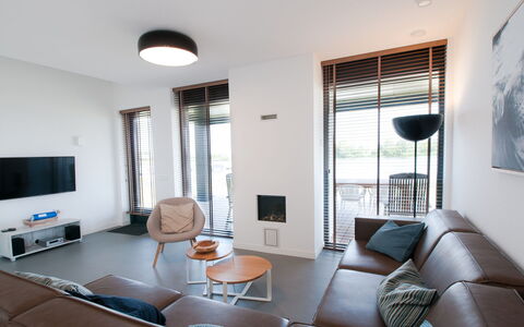 Oesterdam Resort: Canapé, Meubles, Propriété, Table, Bleu Azur, Confort, Fenêtre, Chaise, Ombre, Porte