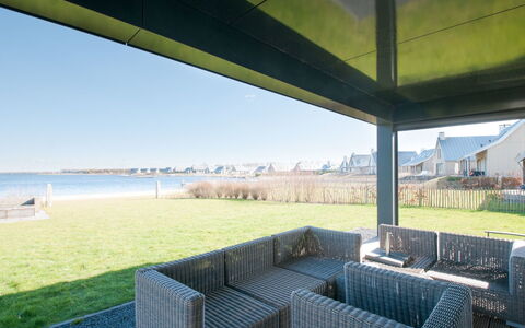 Oesterdam Resort: Propriété, Architecture, Pièce, Immobilier, Design Intérieur, Ombre, Bâtiment, Maison, Porche, Herbe