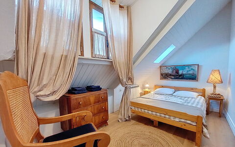 Gwenn: Meubles, Lit, Design Intérieur, Chambre, Sol, Sol, Bois, Plafond, Pièce, Literie