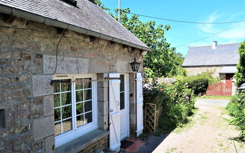 Gwenn: Plante, Bâtiment, Propriété, Fenêtre, Ciel, Nuage, Maison, Arbre, Bois, Chalet