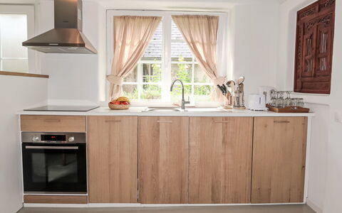 Gwenn: Cabinetry, Comptoir, Propriété, Fenêtre, Cuisine, Bois, Design Intérieur, Éclairage, Sol