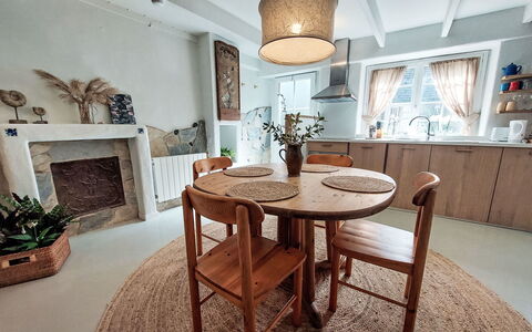 Gwenn: Meubles, Design Intérieur, Bois, Sol, Chaise, Salle À Manger, Table, Table Cuisine Et Salle A Manger, Sol, Plafond