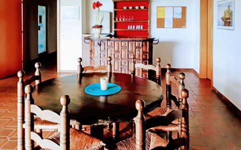 Vista Panorama: Pièce, Salle À Manger, Design Intérieur, Meubles, Table, Sol, Bâtiment, Sol, Salon, Maison