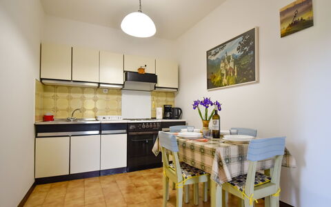 Santin: Pièce, Propriété, Meubles, Design Intérieur, Jaune, Bâtiment, Sol, Cuisine, Plafond, Immobilier