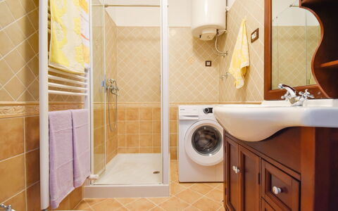 Santin: Salle De Bains, Propriété, Pièce, Tuile, Robinet, Design Intérieur, Accessoire Salle De Bain, Sol, Immobilier, Mur