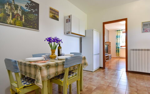 Santin: Pièce, Propriété, Meubles, Sol, Jaune, Design Intérieur, Maison, Bâtiment, Salle À Manger, Immobilier