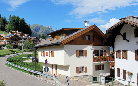 Pozza di Fassa 607: Ciel, Nuage, Bâtiment, Fenêtre, Plante, Arbre, Maison, Design Urbain, Quartier, Espace Public