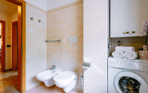Pozza di Fassa 607: Buanderie, Propriété, Luminaire Plomberie, Sécheuse, Salle De Bains, Violet, Machine À Laver, Sol, Toilette