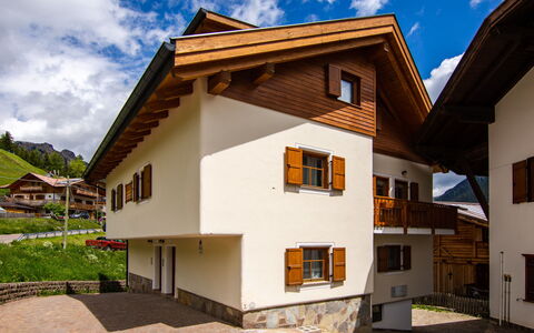 Pozza di Fassa 607: Ciel, Nuage, Bâtiment, Plante, Propriété, Fenêtre, Maison, Architecture, Arbre