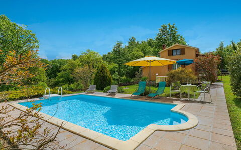 Lavanda: L'Eau, Plante, Ciel, Propriété, Piscine, Bleu Azur, Bâtiment, Ombre, Arbre, Architecture
