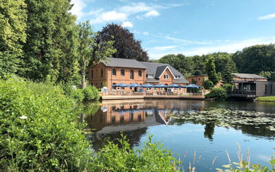 Scharbeutz 666: L'Eau, La Nature, Paysage Naturel, Voie Navigable, Réflexion, Propriété, Rivière, Arbre, Maison, Canal