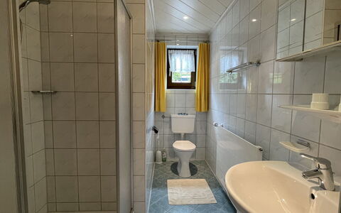 Helga: Miroir, Luminaire Plomberie, Robinet, Propriété, Évier, Salle De Bains, Design Intérieur, Lavabo, Bâtiment, Sol