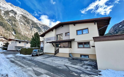 Max: Nuage, Ciel, Bâtiment, Roue, Fenêtre, Montagne, Bleu Azur, Neige, Maison