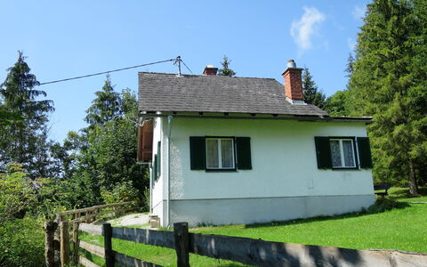 Landhaus Grüne Oase: Ciel, Plante, Bâtiment, Fenêtre, Propriété, Arbre, Maison, Clôture, Lot Terre, Nuage