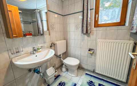 Landhaus Grüne Oase: Miroir, Robinet, Luminaire Plomberie, Évier, Propriété, Lavabo, Violet, Fenêtre, Salle De Bains, Design Intérieur