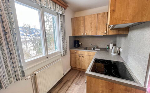 Landhaus Grüne Oase: Cabinetry, Comptoir, Bois, Bâtiment, Fenêtre, Cuisinière, Evier, Design Intérieur, Cuisine, Sol