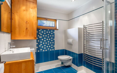 Bila Retreat with Pool: Propriété, Luminaire Plomberie, Robinet, Évier, Cabinetry, Bleu Azur, Bâtiment, Salle De Bains, Violet