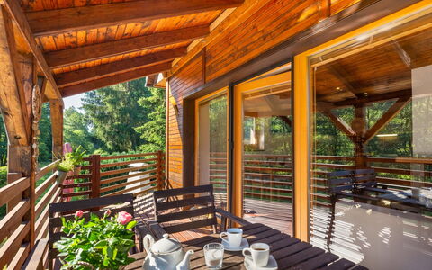 Bila Retreat with Pool: Bâtiment, Propriété, Plante, Fenêtre, Pot De Fleur, Porche, Vaisselle, Bois, Ombre, Design Intérieur