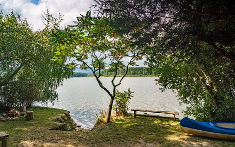 Pondside Retreat & Canoe: Nuage, L'Eau, Plante, Ciel, Ressources En Eau, Bateau, Paysage Naturel, Arbre, Lac