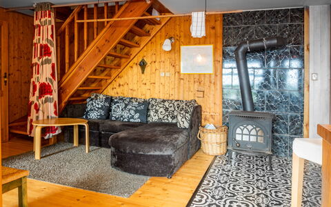 Pondside Retreat & Canoe: Propriété, Meubles, Bois, Canapé, Bâtiment, Design Intérieur, Sol, Salon, Sol, Maison