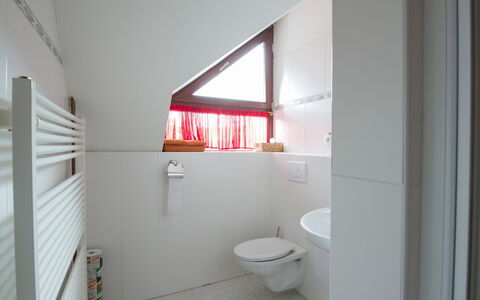 Ostružná: Salle De Bains, Pièce, Propriété, Maison, Design Intérieur, Architecture, Bâtiment, Immobilier, Sol, Daylighting