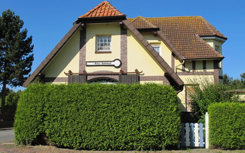 Alter Bahnhof: Plante, Ciel, Bâtiment, Propriété, Fenêtre, Maison, Lot Terre, Arbre, Chalet