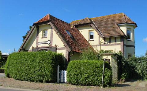 Alter Bahnhof: Ciel, Plante, Bâtiment, Fenêtre, Maison, Lot Terre, Herbe, Arbuste, Immobilier, Surface De La Route