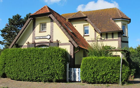 Alter Bahnhof: Ciel, Plante, Propriété, Bâtiment, Fenêtre, Nuage, Maison, Lot Terre, Arbre