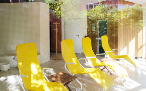 Am Haferland: Meubles, Propriété, Chaise, Confort, Plante, Mobilier De Jardin, Design Intérieur, Bois, Accoudoir, Sol
