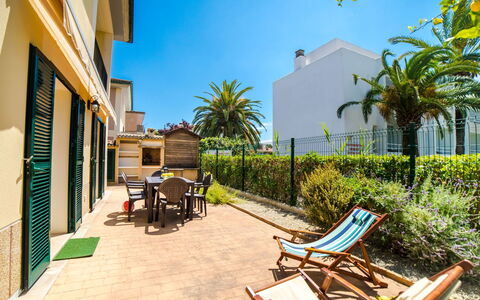 Les Savines: Propriété, Immobilier, Jaune, Bâtiment, Maison, Vacances, Recours, Domicile, Pièce, Mobilier De Jardin