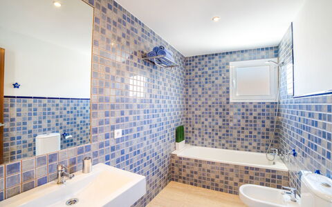 Les Savines: Salle De Bains, Propriété, Tuile, Pièce, Immobilier, Design Intérieur, Bâtiment, Mur, Architecture, Maison